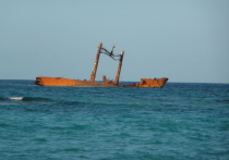 Затонувшие судна наносят огромный вред воде

