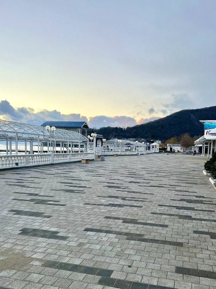 В Архипо-Осиповке заменили плитку на набережной