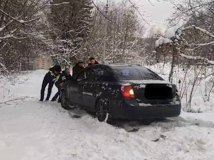 Пензенские автоинспекторы вызволили автомобиль из снежного плена на ул. Совхоз-Техникум в Пензе