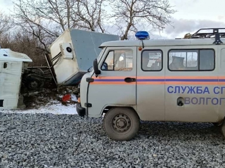 Спасатели помогли водителю выбраться из кабины фургона после ДТП в Волгограде