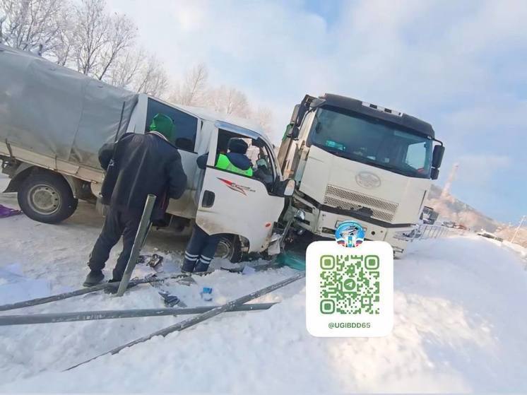 На Сахалине столкнулись два большегруза