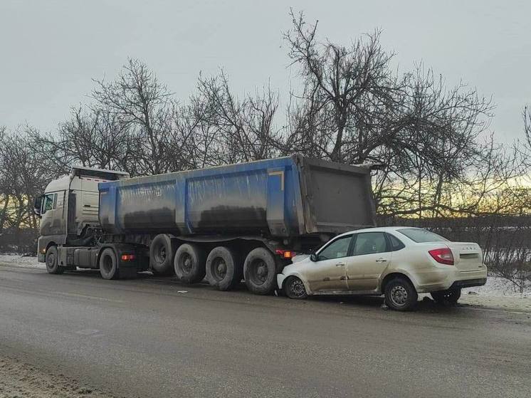 В Предгорном округе пенсионер на легковушке влетел в стоящий грузовик