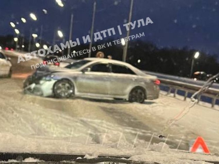 На заснеженной дороге под Тулой автомобиль влетел в отбойник