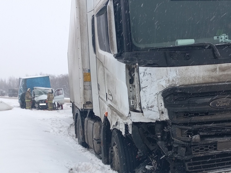 Человек пострадал в ДТП с грузовиком и «Газелью» в Самарской области 16 декабря