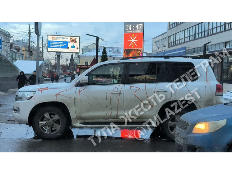 В Туле элитный внедорожник Land Cruiser 300 облили кетчупом
