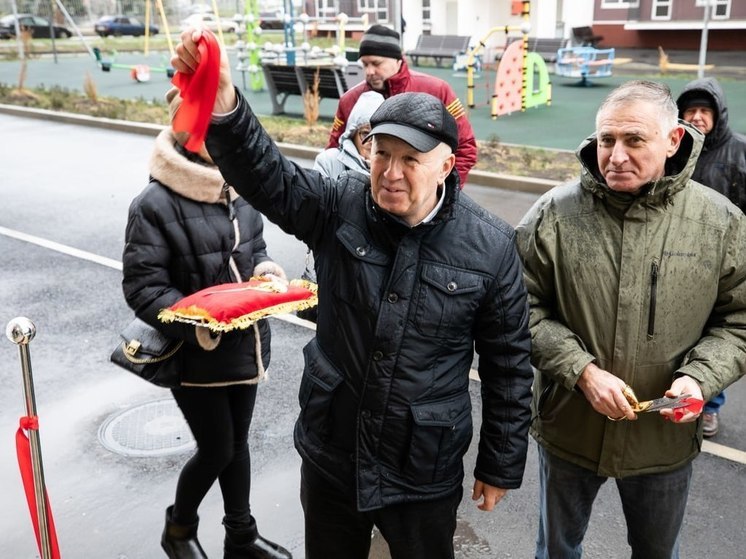 В Мариуполе семьям вручили ключи от компенсационного жилья