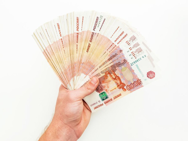 Это не деньги вы рубли давайте. Рубли в руках. Пачка денег 5000 рублей в руках. Деньги в руках рубли. Рублевые купюры в руке.