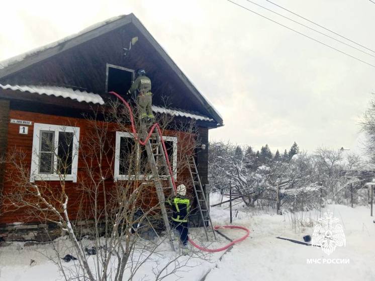 К дому курильщика в Тверской области приехали пожарные