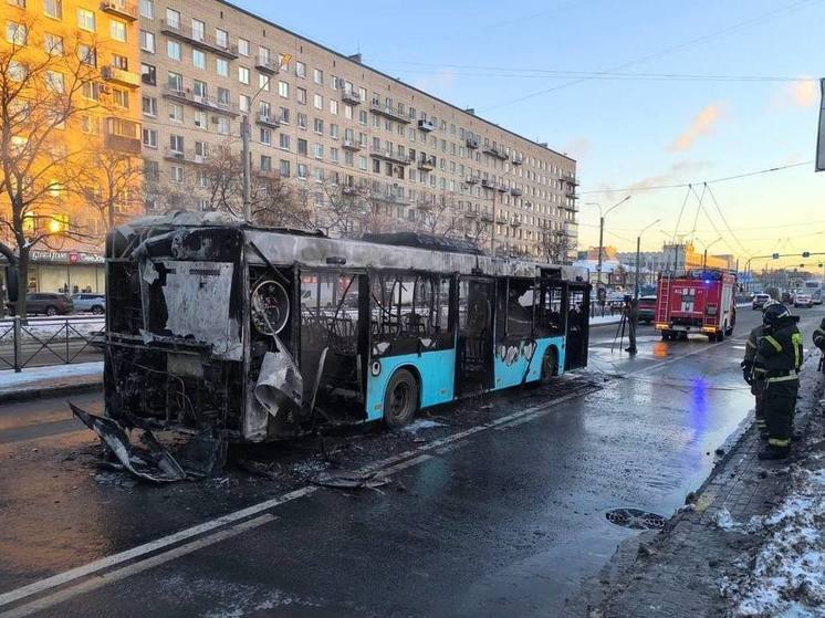 Пассажирский автобус сгорел на Ленинском проспекте в Петербурге