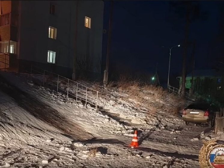 Семилетняя девочка попала под колёса, катаясь с горки в Братске