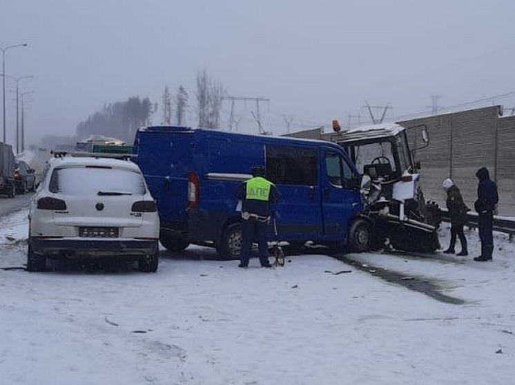 В ДТП с пятью машинами на ЕКАД пострадал тракторист
