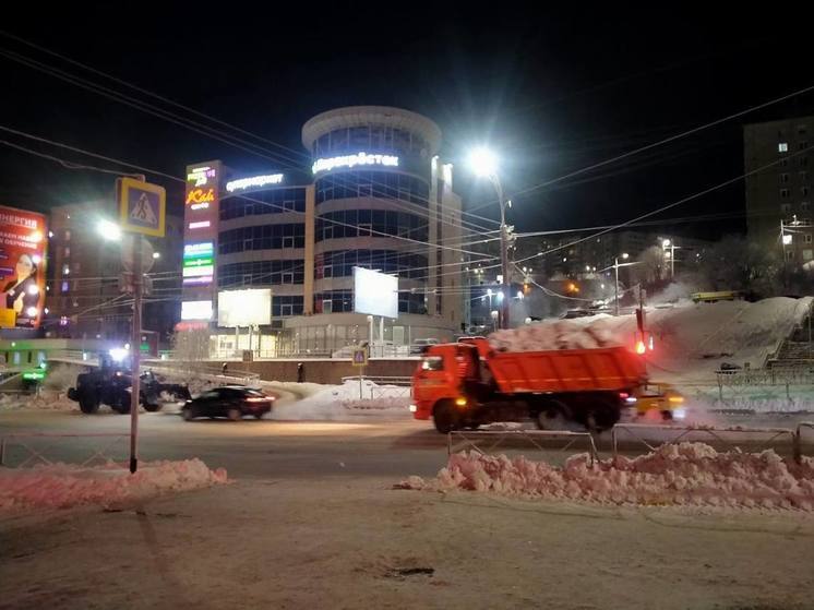 За минувшие сутки в Мурманске убрали больше трех тысяч кубометров снега