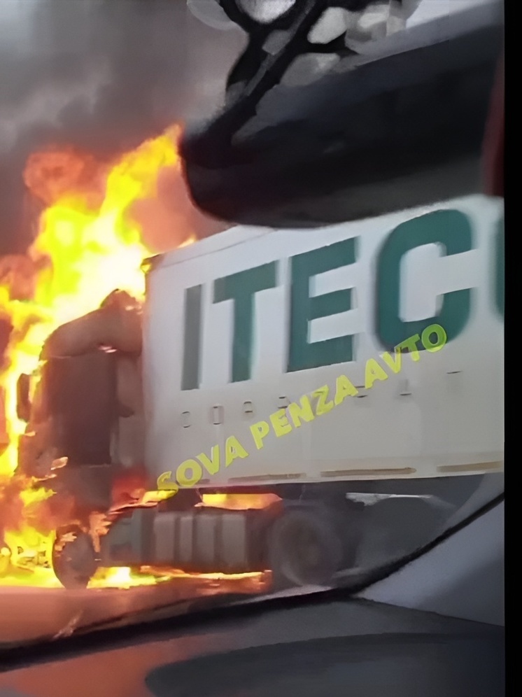 На трассе рядом с Кузнецком заметили горящую фуру