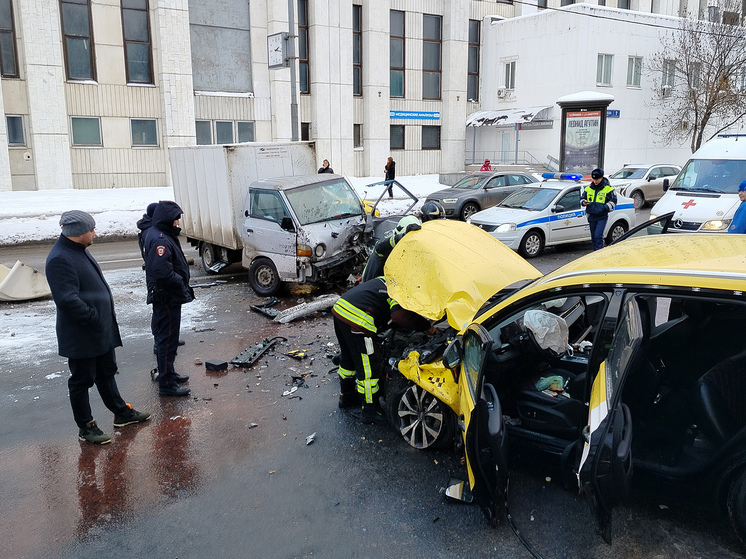 Три человека пострадали в серьезном ДТП возле редакции «МК»