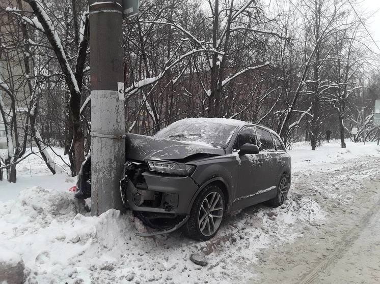 На «зебре» в Иванове автомобилист на тонированной иномарке сбил пешехода