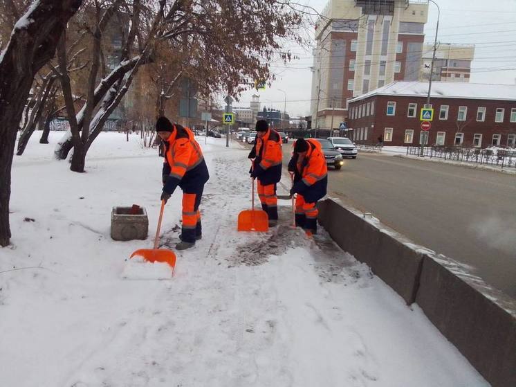 В Иркутске усилена уборка снега с улиц и тротуаров