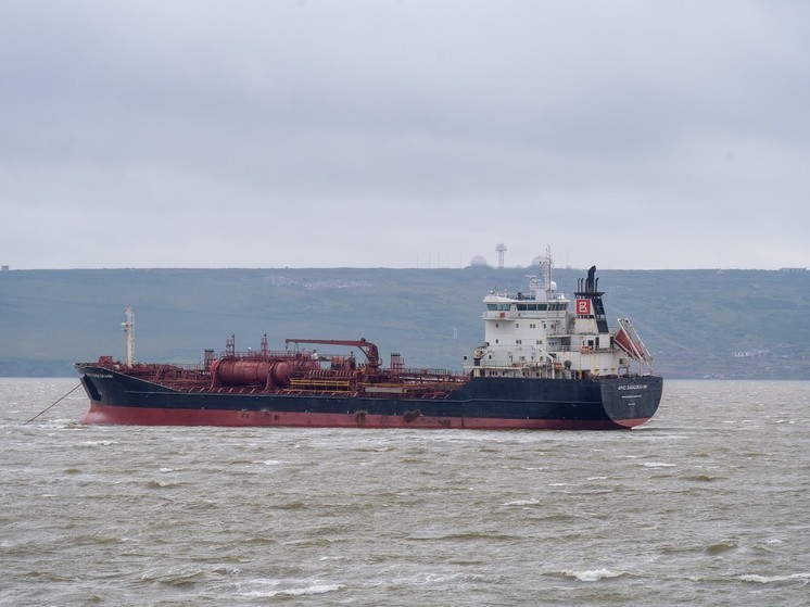 Станичный: мазут из потерпевшего в Черном море танкера продолжает вытекать