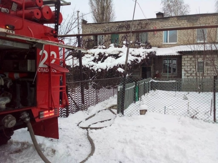 Пожарные за 2 часа потушили пристрой к дому в Самарской области днем 17 декабря