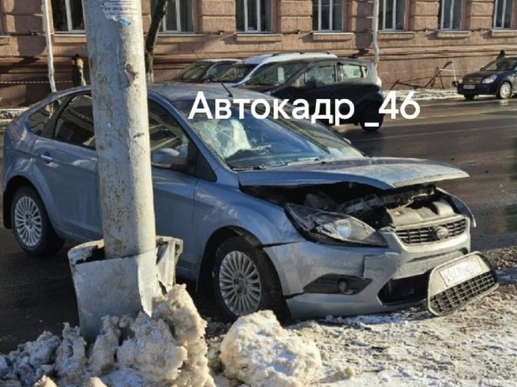 Водитель Ford пострадал в ДТП с «Волгабасом» в центре Курска.