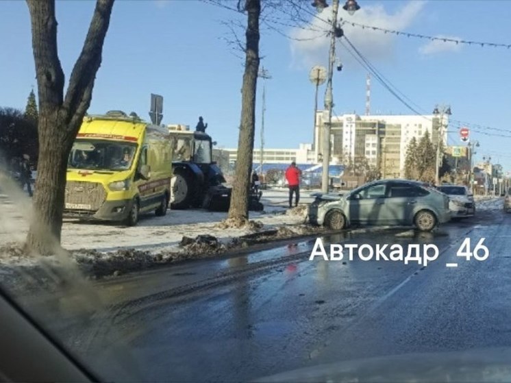 В центре Курска «Волгабас» протаранил легковушку Ford