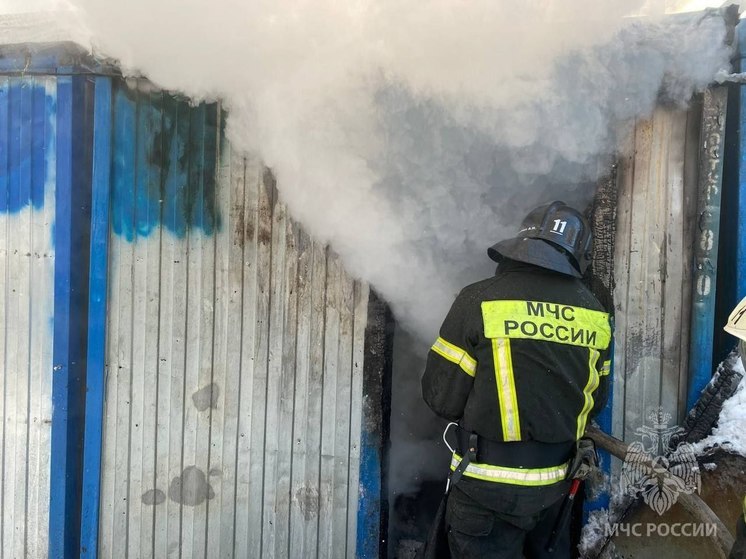 В Валдайском районе пожар повредил два строительных вагончика