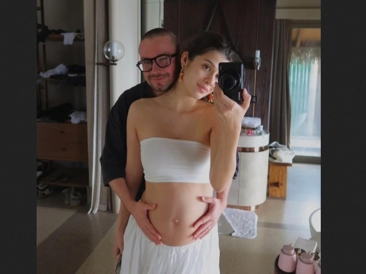 Актер Александр Петров сообщил о беременности супруги Виктории