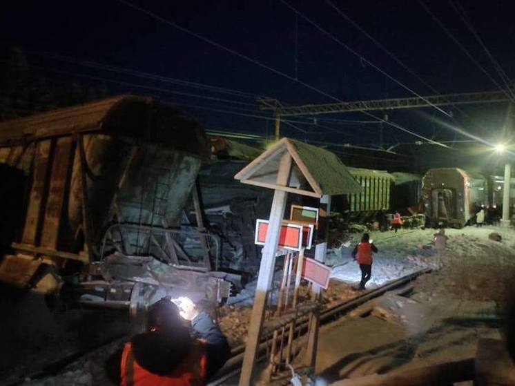 Минимум 14 человек пострадали при столкновении поездов в соседней с Карелией Мурманской области