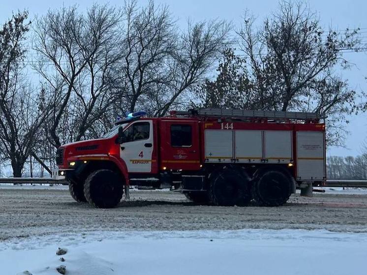 В поселке под Барнаулом из-за пожара в надворных постройках едва не сгорел дом