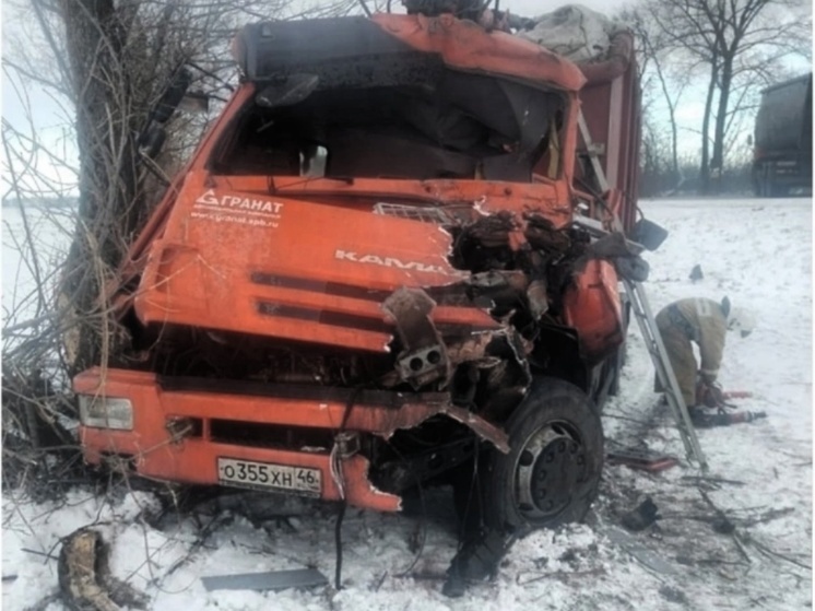 Под Курском столкнулись два КамАЗа: ранен 22-летний водитель