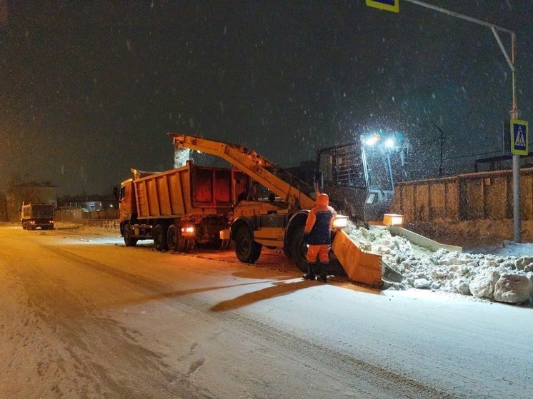С улиц Омска за сутки вывезли 8000 кубометров снега