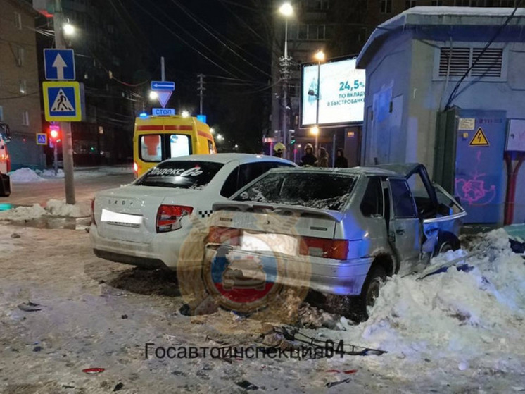 Такси протаранило трансформаторную будку в центре Саратова