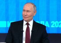 В первых словах выступления в рамках «Итогов года с Владимиром Путиным» президент России процитировал то ли песню «Мгновения» на слова Роберта Рождественского, то ли фронтовую песню Марка Бернеса «Темная ночь»