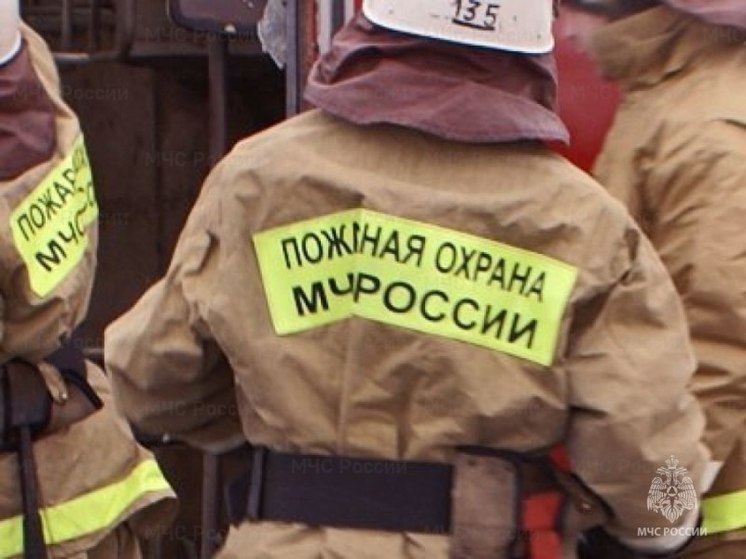 В Южно-Сахалинске загорелся мусор от разрушенного строения