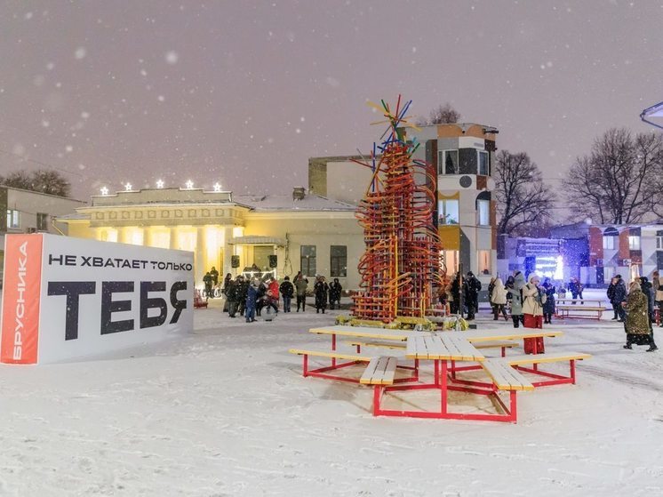 Во дворе Музея Москвы поставили «Электрическую елку»