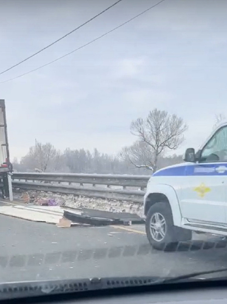 Появилось видео с места ДТП с погибшим водителем грузовика в Тверской области