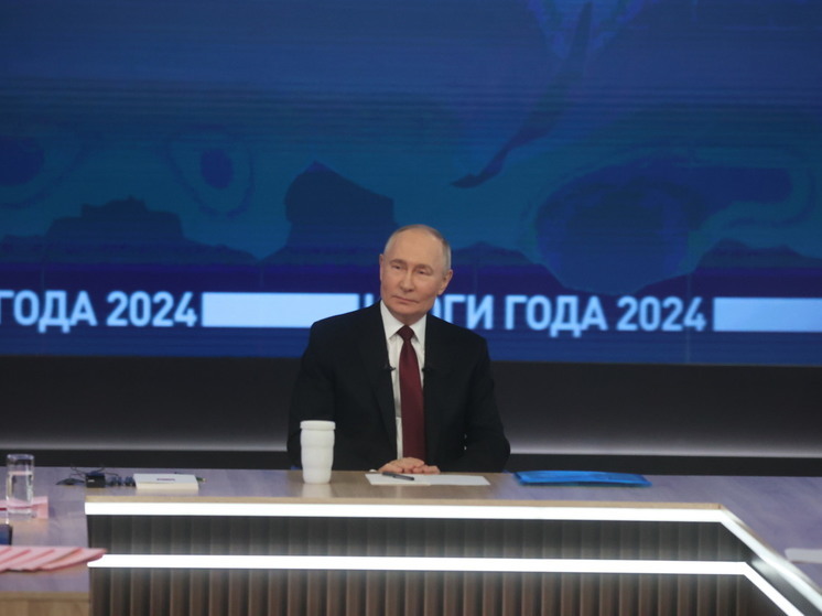 Путин заявил о наличии в рабочих кабинетах иконы и бюста Ломоносова