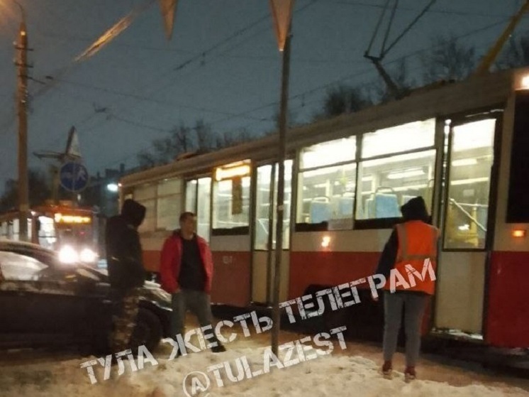 В историческом центре Тулы иномарка «подбила» трамвай