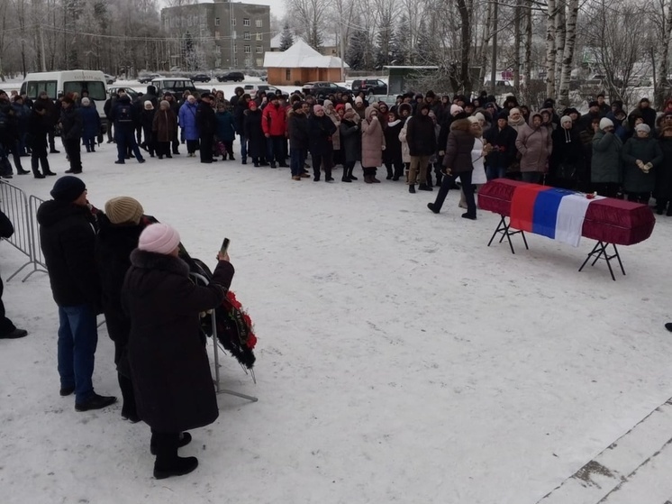 Жители Сегежского округа проводили в посдений путь погибшего на СВО земляка