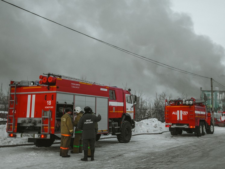  В Новокузнецке случился крупный пожар в одном из цехов