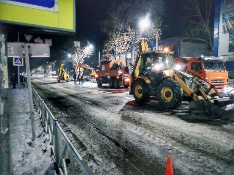 В Новокузнецке возобновили движение после потопа улицы