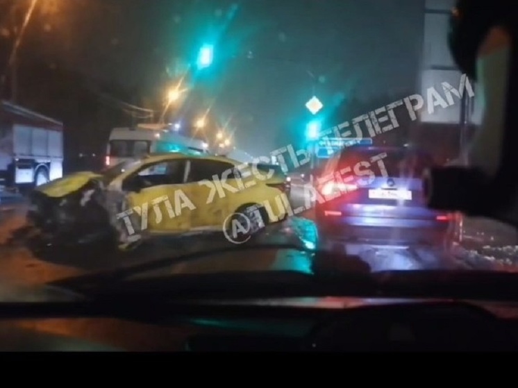 В Туле машина такси разбилась вдребезги в ДТП с автобусом