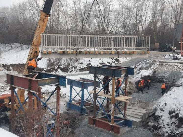 В Кемерове начался монтаж временного пешеходного моста