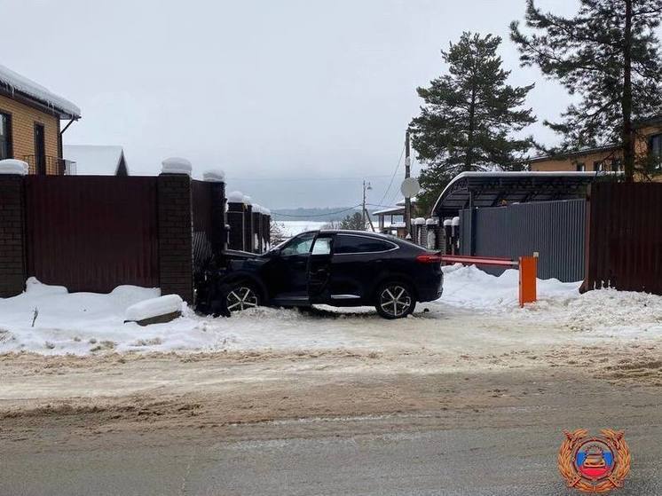 Под Тверью китайский паркетник врезался в забор особняка