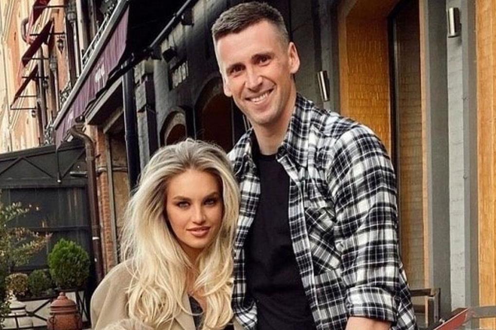 Блондинка едва прикрыла самое сокровенное