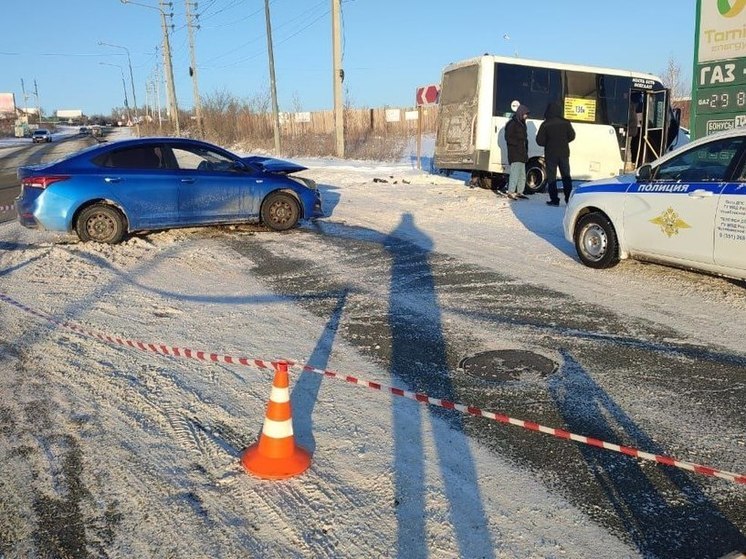 Под Челябинском столкнулись маршрутка и легковушка, трое пострадали