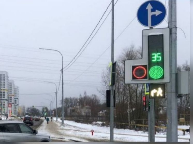 Светофор на улицах Антонова и Измайлова в Пензе работает в трехцветном режиме