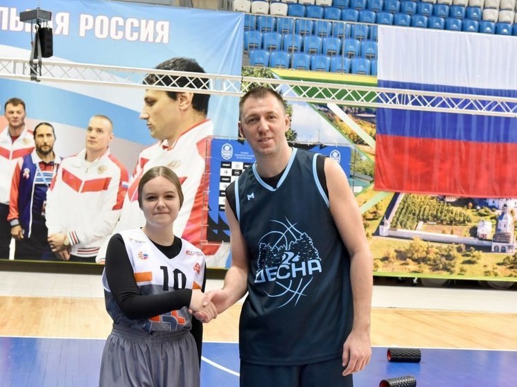 Брянская школьница сыграла в баскетбол с Виталием Фридзоном
