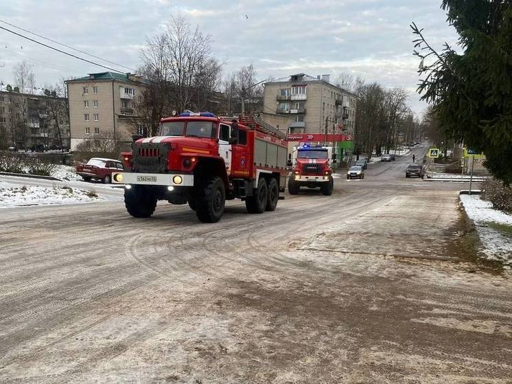 Пожар уничтожил гараж с машиной в Порыхалово