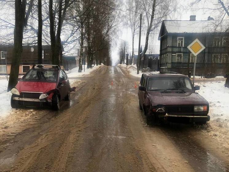 Новгородка попала в больницу после ДТП с легковушкой в Боровичах