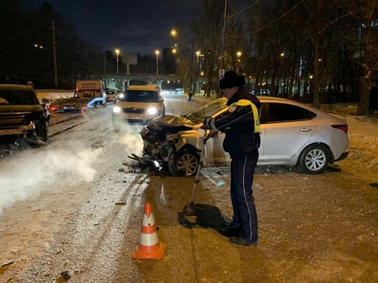 В Екатеринбурге парализовало движение из-за столкновения двух машин